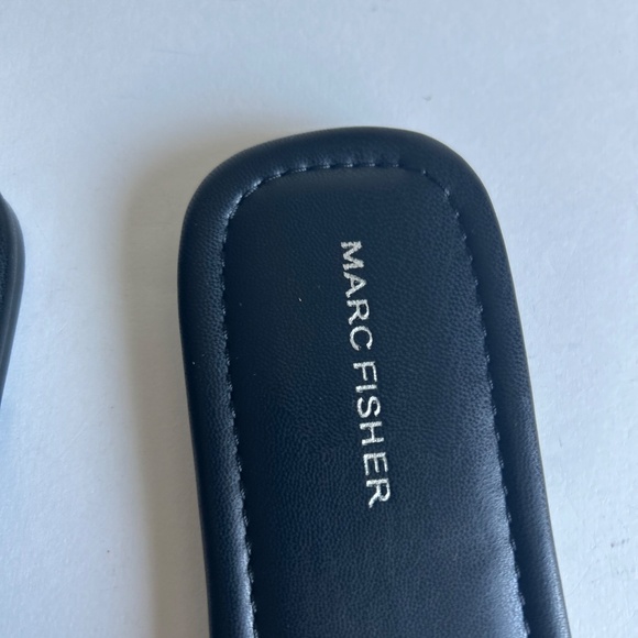 New Marc Fisher Black Man Made Leather Rubber Outsole Flip Flops size 9 - Picture 4 of 11